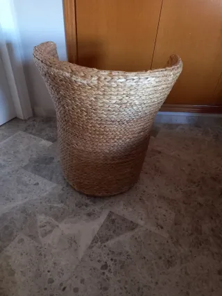 Sillón de mimbre con cojín beige