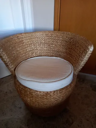 Sillón de mimbre con cojín beige