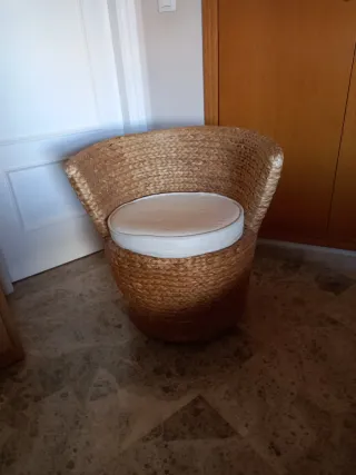 Sillón de mimbre con cojín beige