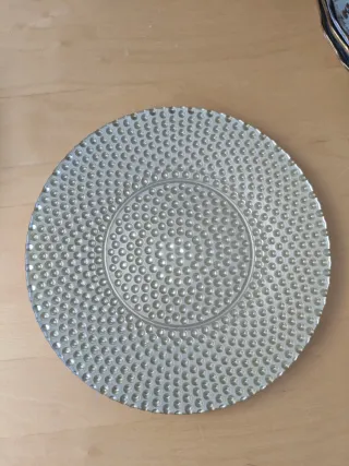 Dos platos decorativos oro y blanco