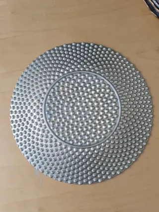 Dos platos decorativos oro y blanco