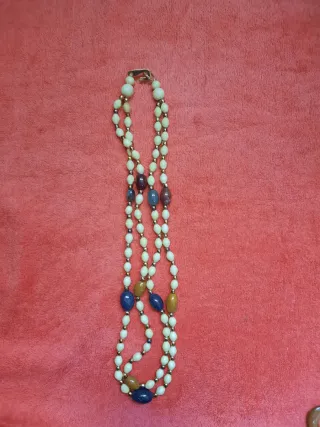 Collar largo de cuentas beige y azul
