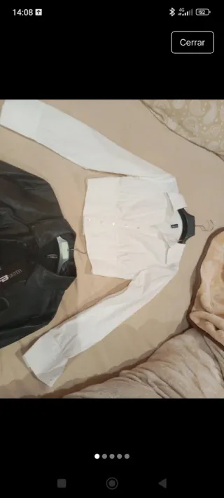 Camisa cuero negra y camisa blanca tela