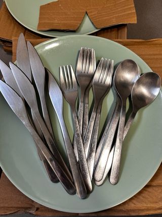 Platos y cubiertos. Regalo.