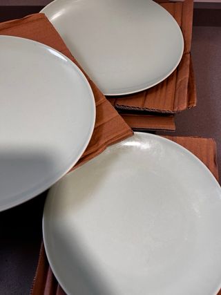 Platos y cubiertos. Regalo.