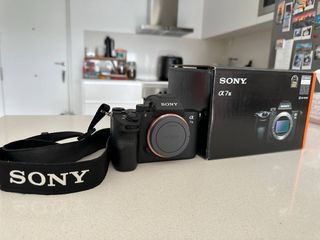 Sony Alpha A7 III Cámara Full Frame + Caja