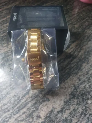 Reloj dorado con esfera verde