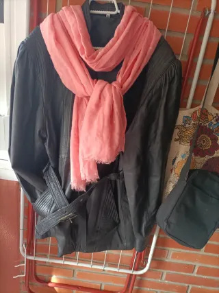 Chaqueta Piel Negra Talla 42 Pañuelo Rosa