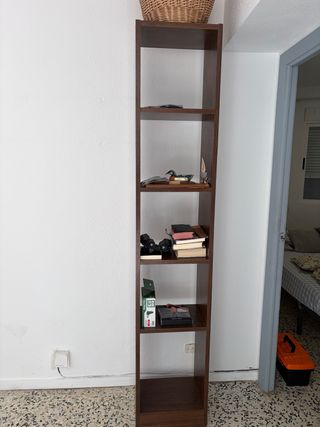 Estantería de madera oscura
