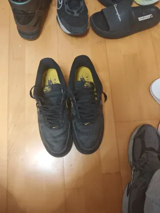 Nike Air Force 1 Negras y Amarillas