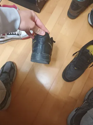 Nike Air Force 1 Negras y Amarillas