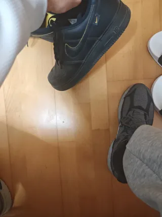 Nike Air Force 1 Negras y Amarillas