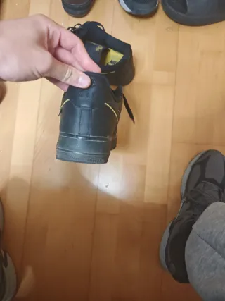 Nike Air Force 1 Negras y Amarillas