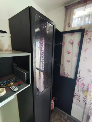 Vitrina Ikea Negra con Puertas de Cristal