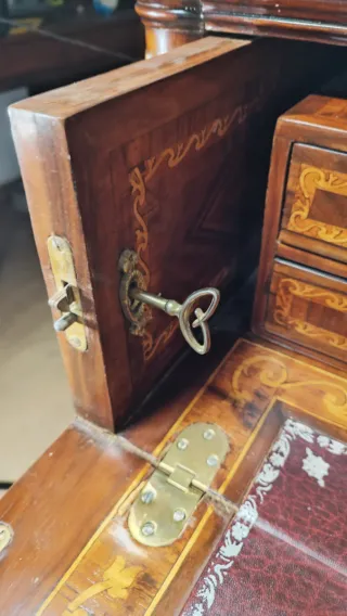 Cómoda escritorio nogal marquetería clásica