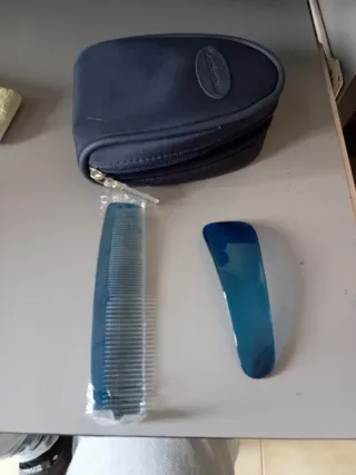 Kit da viaggio nero e blu calzare e pettine nuovo