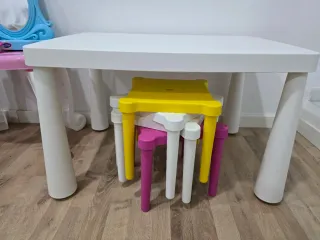 Mesa y 4 taburetes Ikea