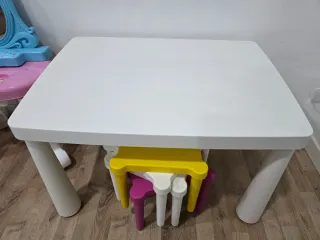 Mesa y 4 taburetes Ikea