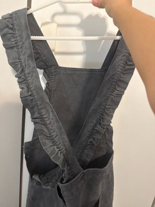 Mono gris con volantes