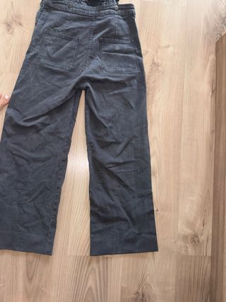 Mono gris con volantes