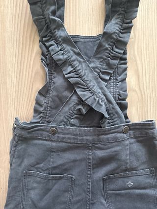 Mono gris con volantes