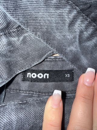 Mono gris con volantes