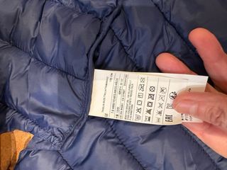 Chaleco azul con capucha y camisa juego