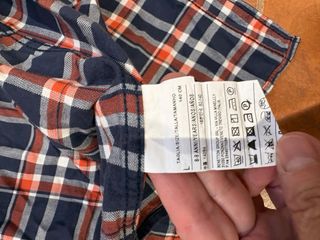 Chaleco azul con capucha y camisa juego