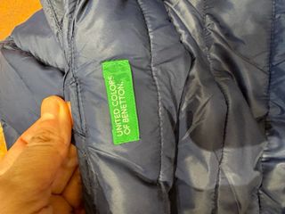 Chaleco azul con capucha y camisa juego