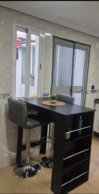 Mesa alta con 2 taburetes,solo jaen capital