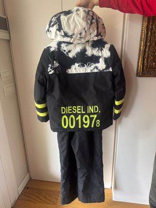Tuta sci Diesel nera e gialla  8 anni