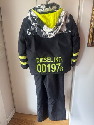 Tuta sci Diesel nera e gialla  8 anni