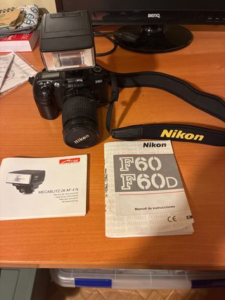 Cámara Nikon F60 con flash Metz