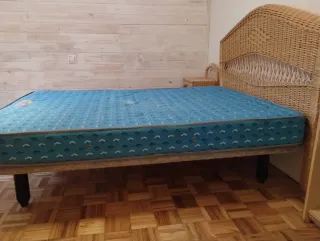 Cama Matrimonial con cabecero y mesita de mimbre.