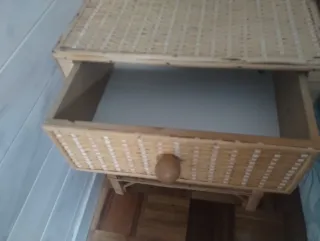 Cama Matrimonial con cabecero y mesita de mimbre.