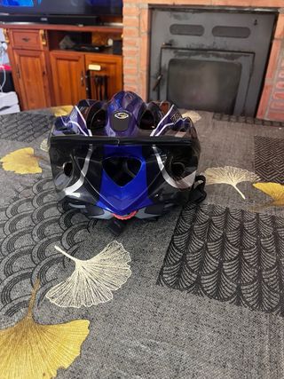Casco de bicicleta azul y negro