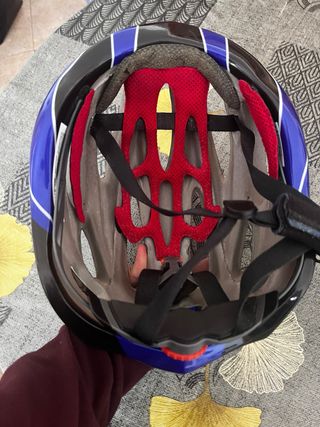 Casco de bicicleta azul y negro