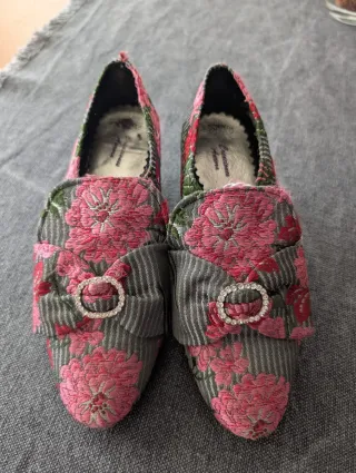 Traje de Fallera y sus zapatos a juego.