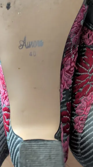 Traje de Fallera y sus zapatos a juego.