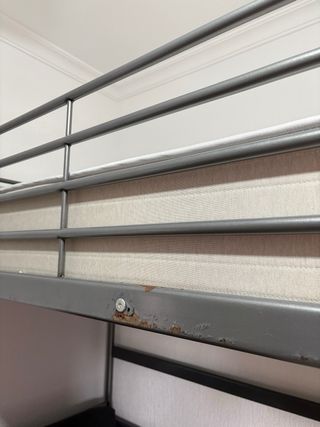 Litera alta con hueco para escritorio