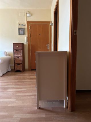 Cómoda blanca de madera