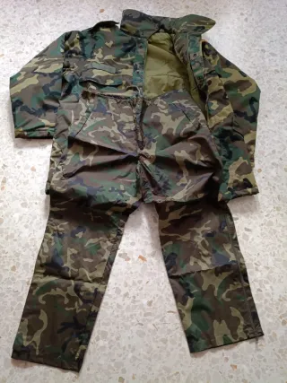 Chaqueta y pantalón camuflaje impermeables