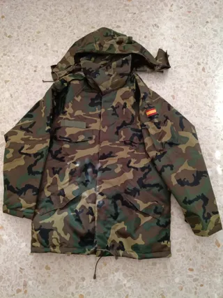Chaqueta y pantalón camuflaje impermeables