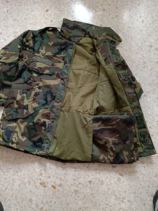 Chaqueta y pantalón camuflaje impermeables