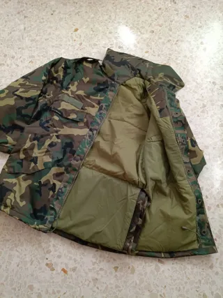 Chaqueta y pantalón camuflaje impermeables
