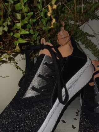 Zapatillas Puma Negras y Plateadas