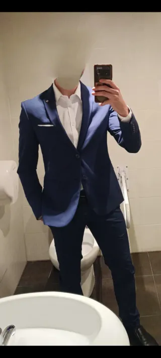 Traje azul marino elegante slim fit