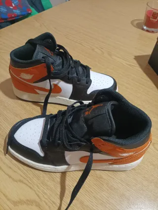 Zapatillas Jordan Niño Negro, naranja y blanco.
