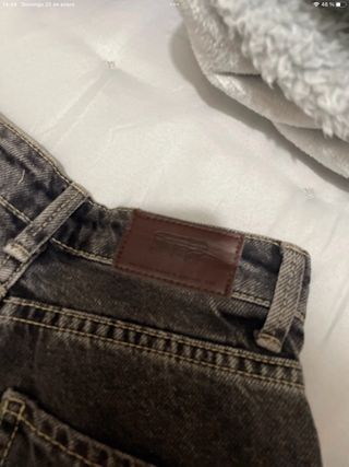 Pantalón vaquero ancho gris de Stradivarius