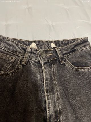 Pantalón vaquero ancho gris de Stradivarius